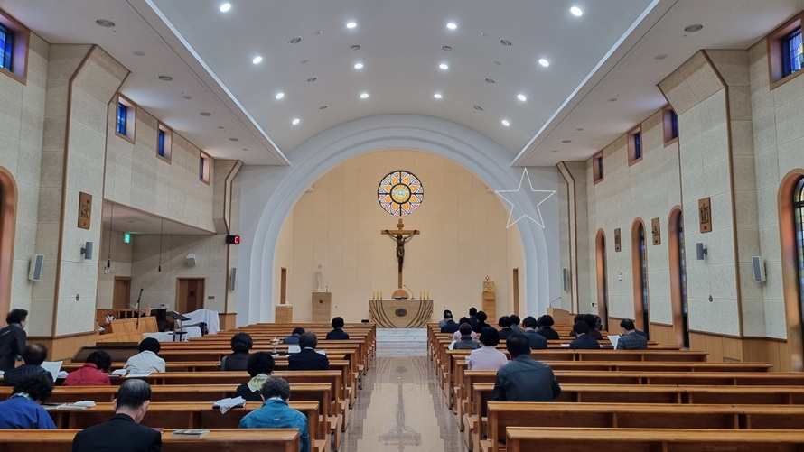 목포 연산동성당 성전 내부 제대, 제단, 십자고상 사진