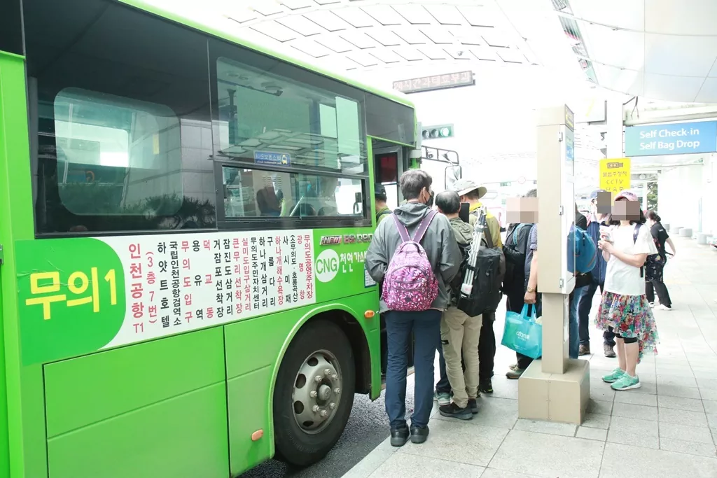 인천공항 T1 3층 7번 게이트 앞 무의 1번 버스 정류장.