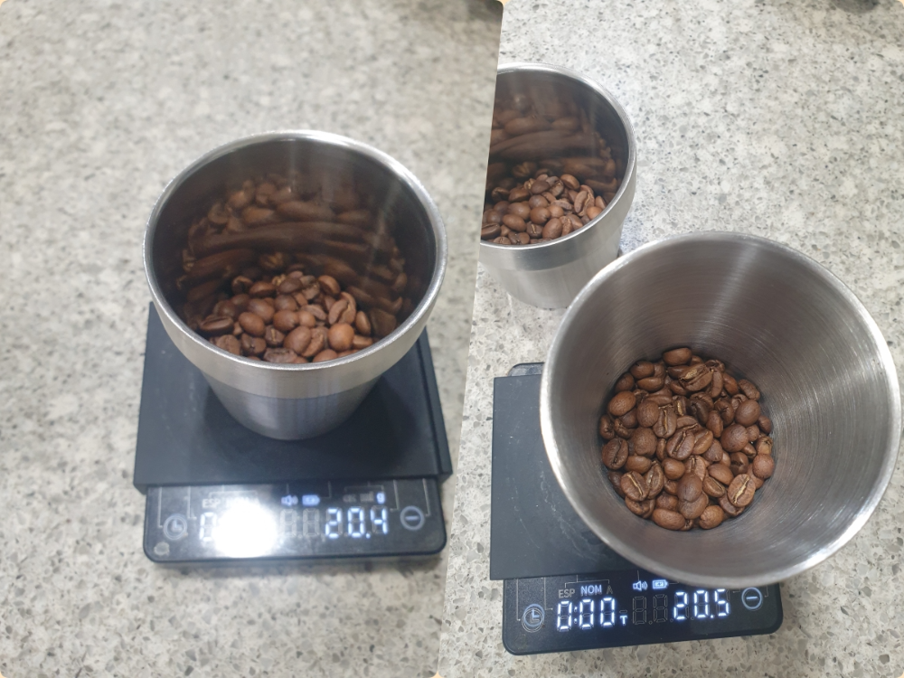 화면이 이분할 되어 있다. 왼쪽은 20.4g 오른쪽은 20.5g의 원두가 담겨져 저울위에 올려져 있다.