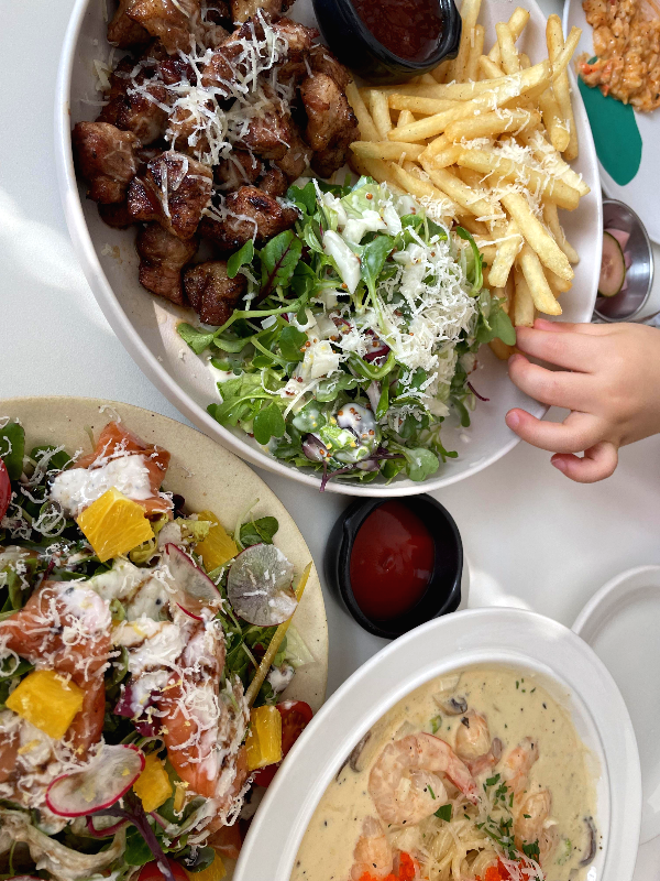 감자튀김과 그린샐러드를 곁드린 목살스테이크, 생연어샐러드, 새우크림파스타