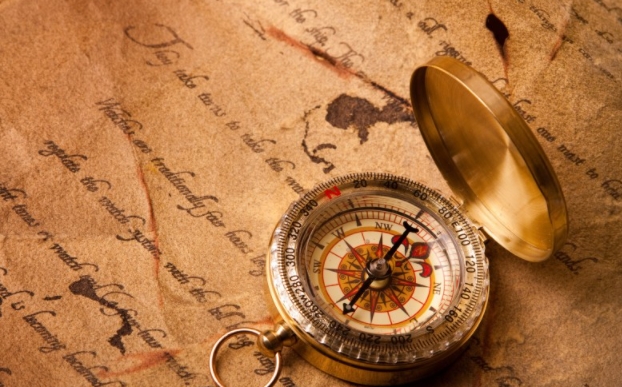 스마트폰 화면에 표시된 디지털 나침반 애플리케이션