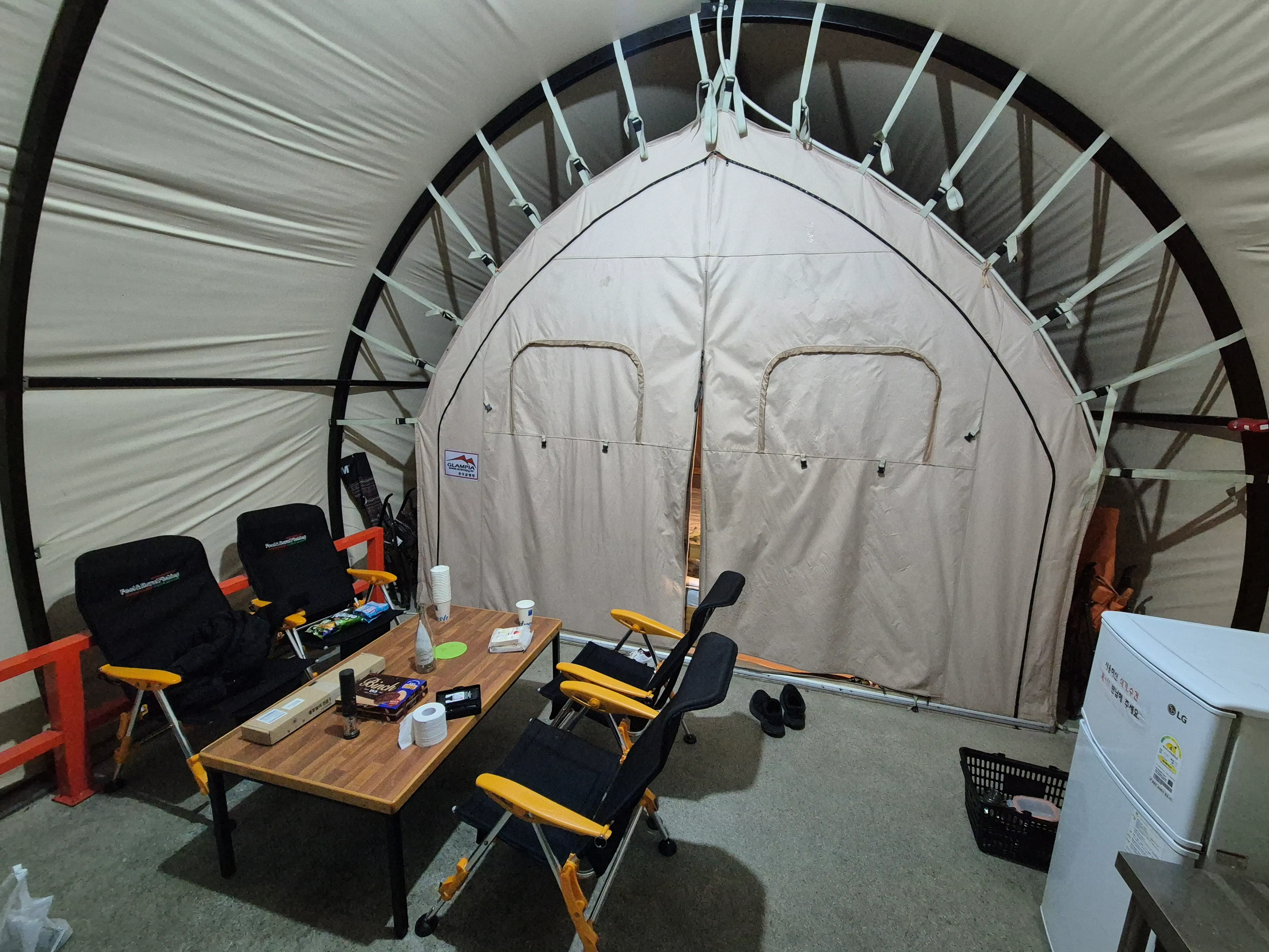 글램핑-텐트-내부