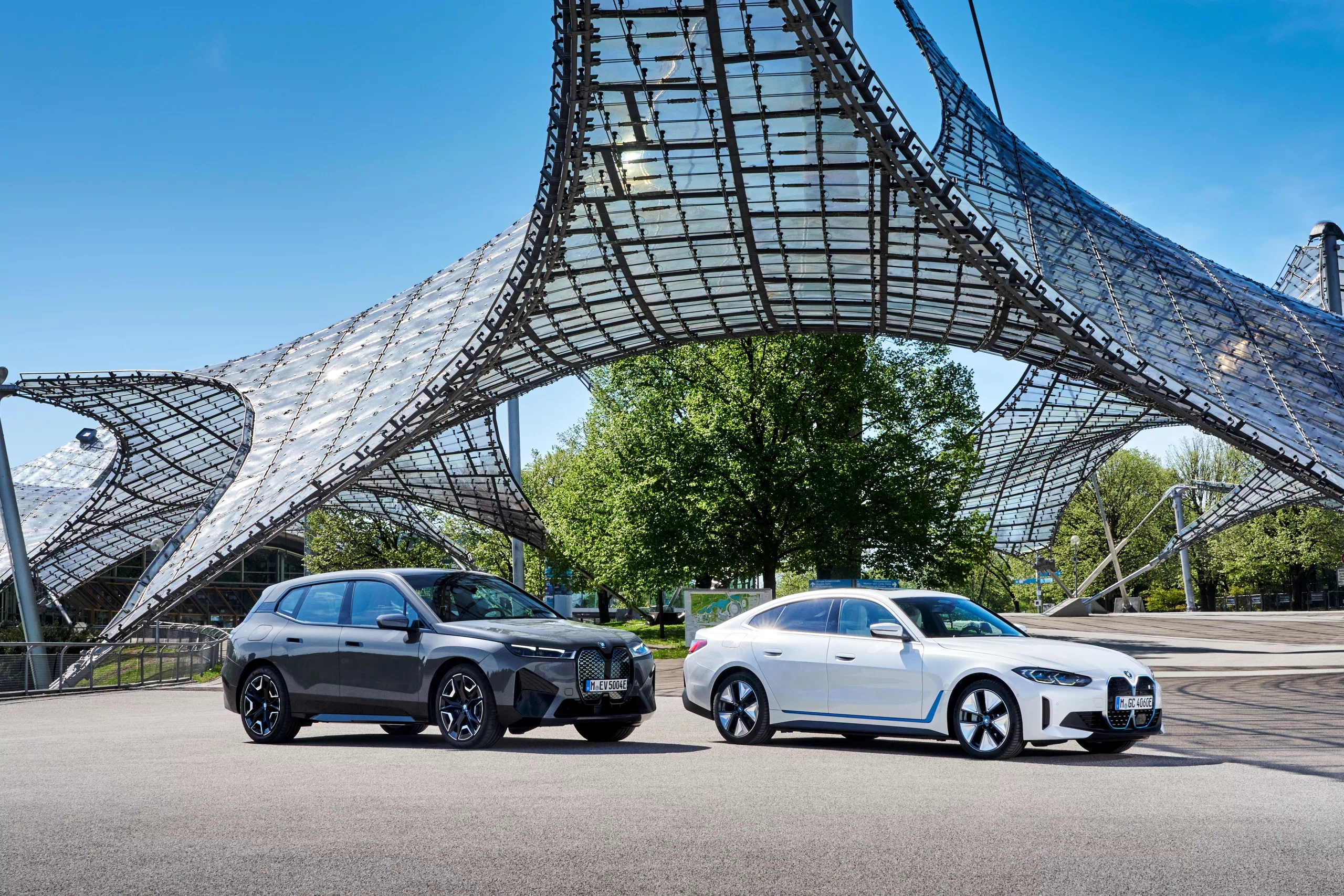 BMW iX(왼쪽)와 BMW i4(오른쪽)입니다.