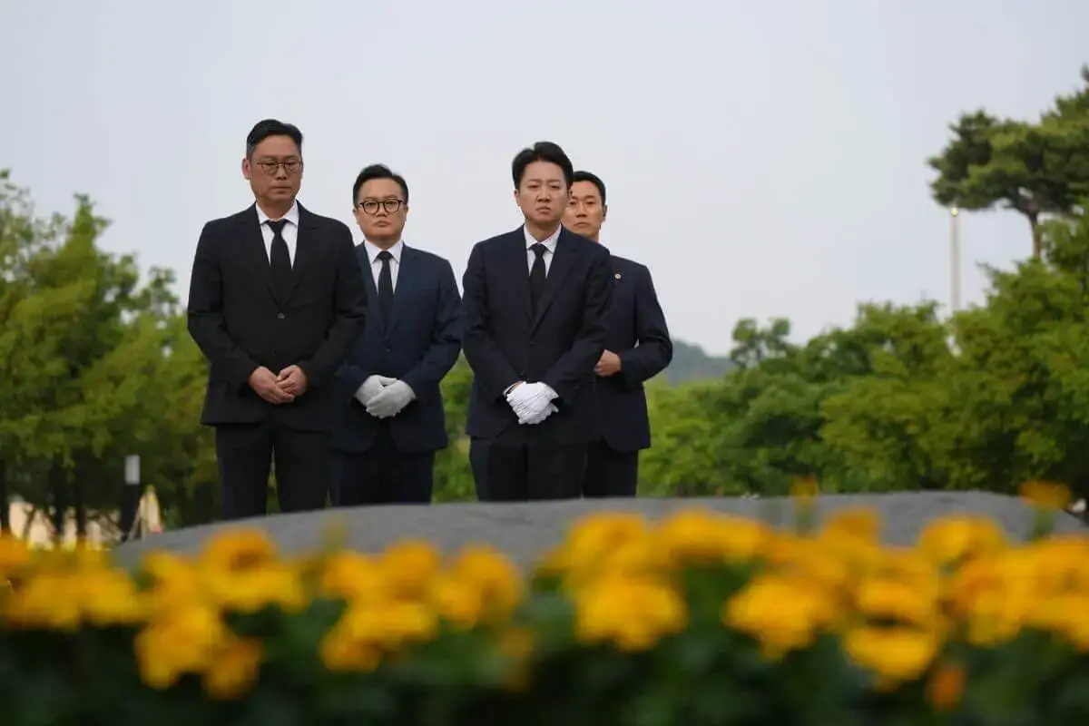 이준석 대선 후보 일행이 현충원에서 참배를 진행하고 있습니다.