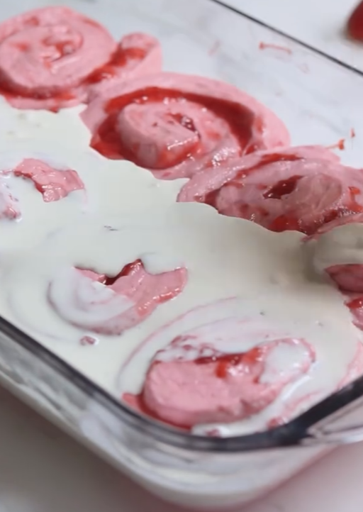 오븐에서 갓 나와 핑크빛 유약이 흐르는 딸기 빵 완성본