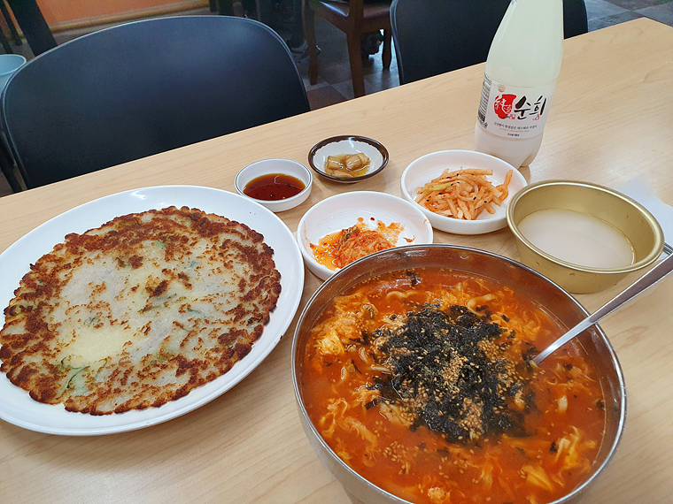 혼자먹은-금이야-옥이야-감자전-장칼국수