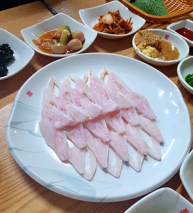 식객 허영만 백반기행 164회 최윤영 편 입 안에 퍼지는 담백함 병어회, 덕자회, 하모회, 갑오징어회 목포 자유시장 맛집 소개