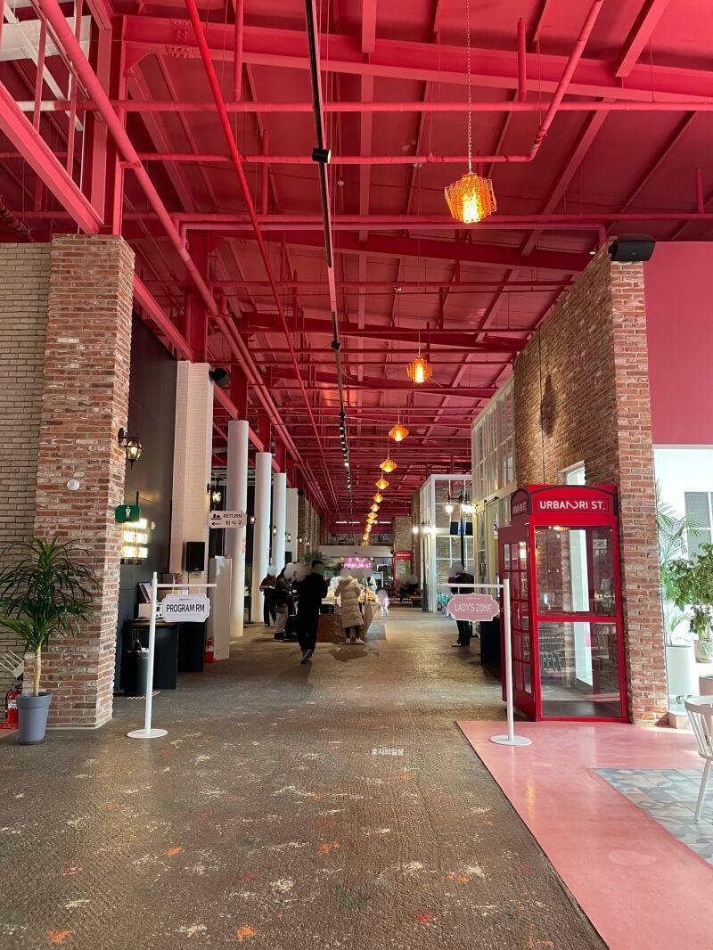 동탄 대형 베이커리 카페 어반리 - 시원한 매장 중앙