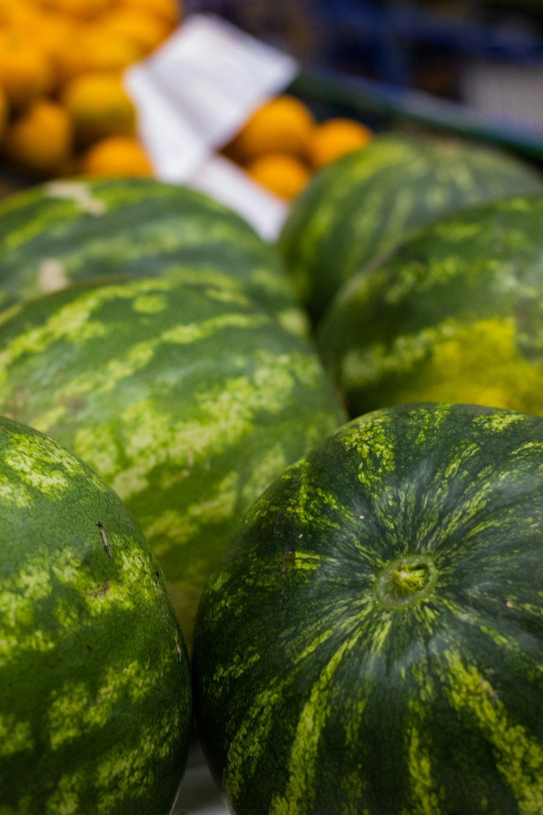 흰색 플라스틱 용기에 담긴 초록색과 노란색 채소