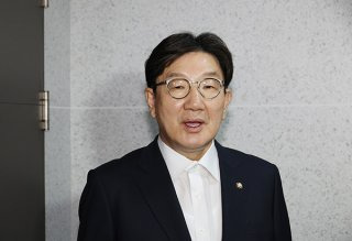 한학자 총재 비서실장 정원주 권성동 의원