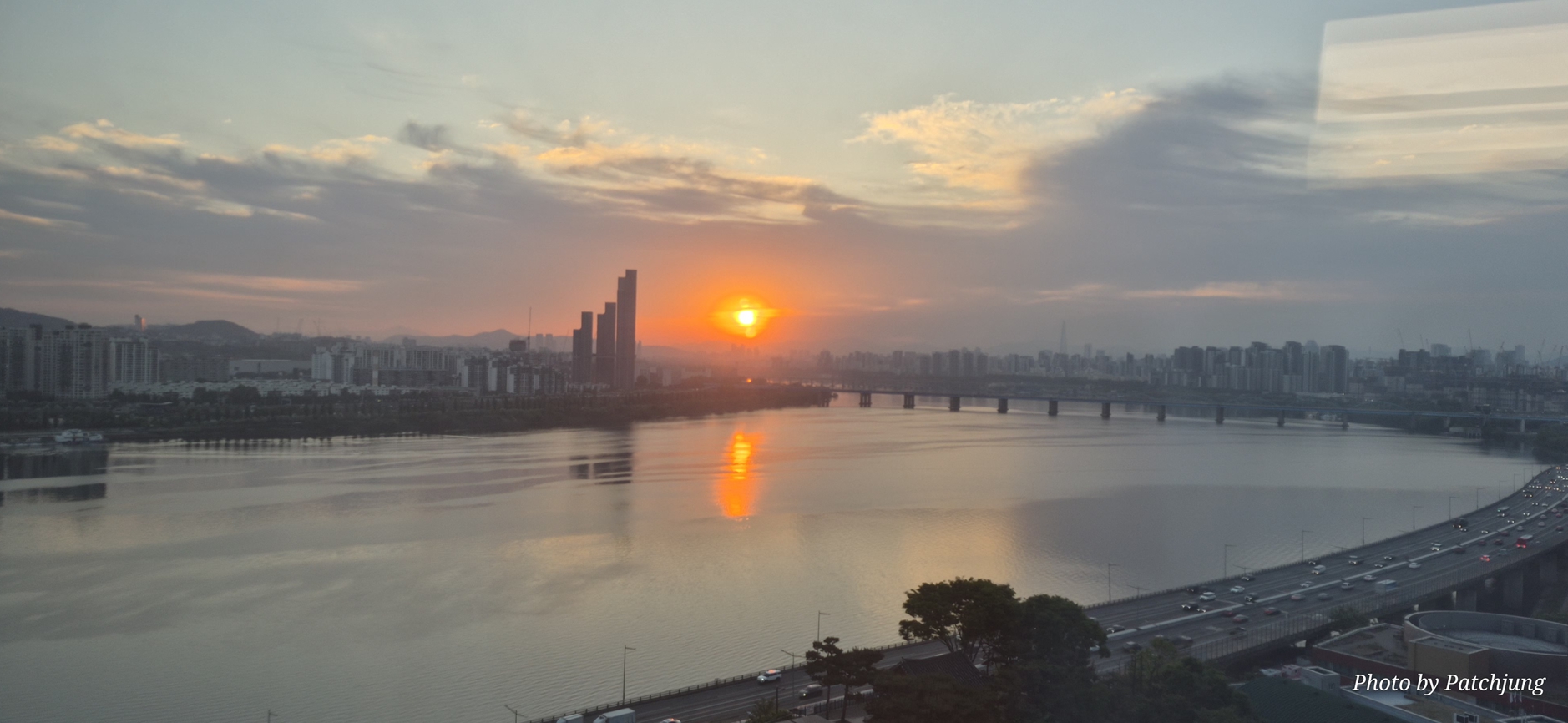 2026년 4월 30일 흑석동 아크로리버하임에서 바라본, 구름을 뚫고 솟아오르는 웅장한 한강 일출 전경