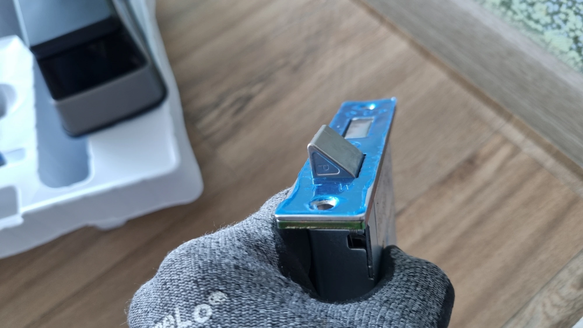 문틀 부품 걸쇠 방향