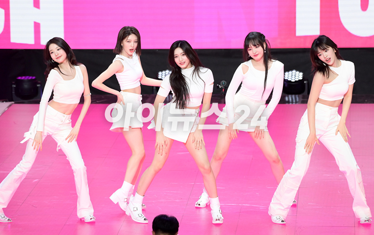 그룹 아이브(IVE)가 18일 오후 서울 마포구 상암동 SBS프리즘타워 오디토리움에서 진행된 SBS M '더쇼' 생방송 현장에서 멋진 무대를 선보이고 있다. [사진=정소희 기자]