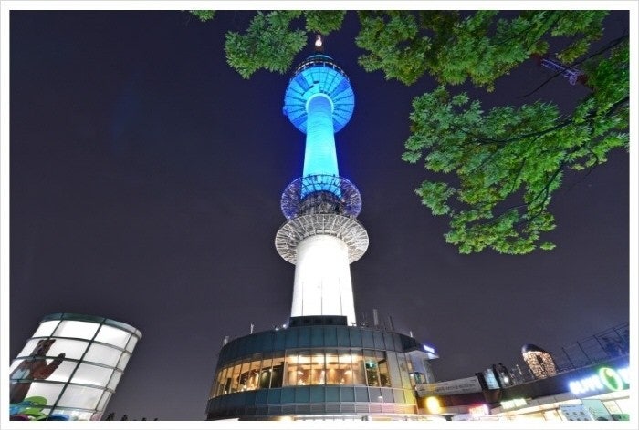 밤하늘 아래 푸르게 빛나는 서울 남산서울타워 야경 전경