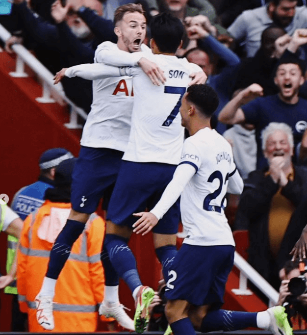 손흥민 아스날 토트넘 경기 중 동료와 기뻐하는 장면