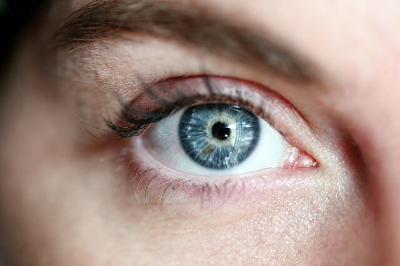 파란 눈동자를 가진 여성의 사진. 아스타잔틴을 먹으면 눈 피로에 도움이 된다.