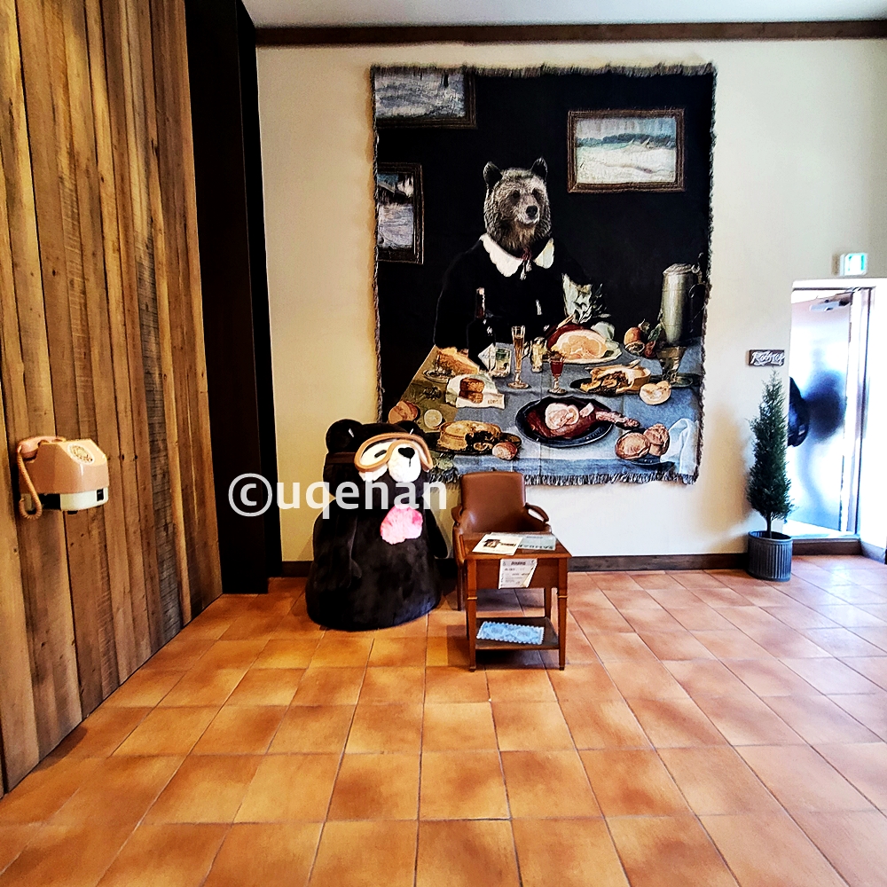 양주 카페 럿지 3층에 곰돌이 조형물과 의자가 놓여있따.