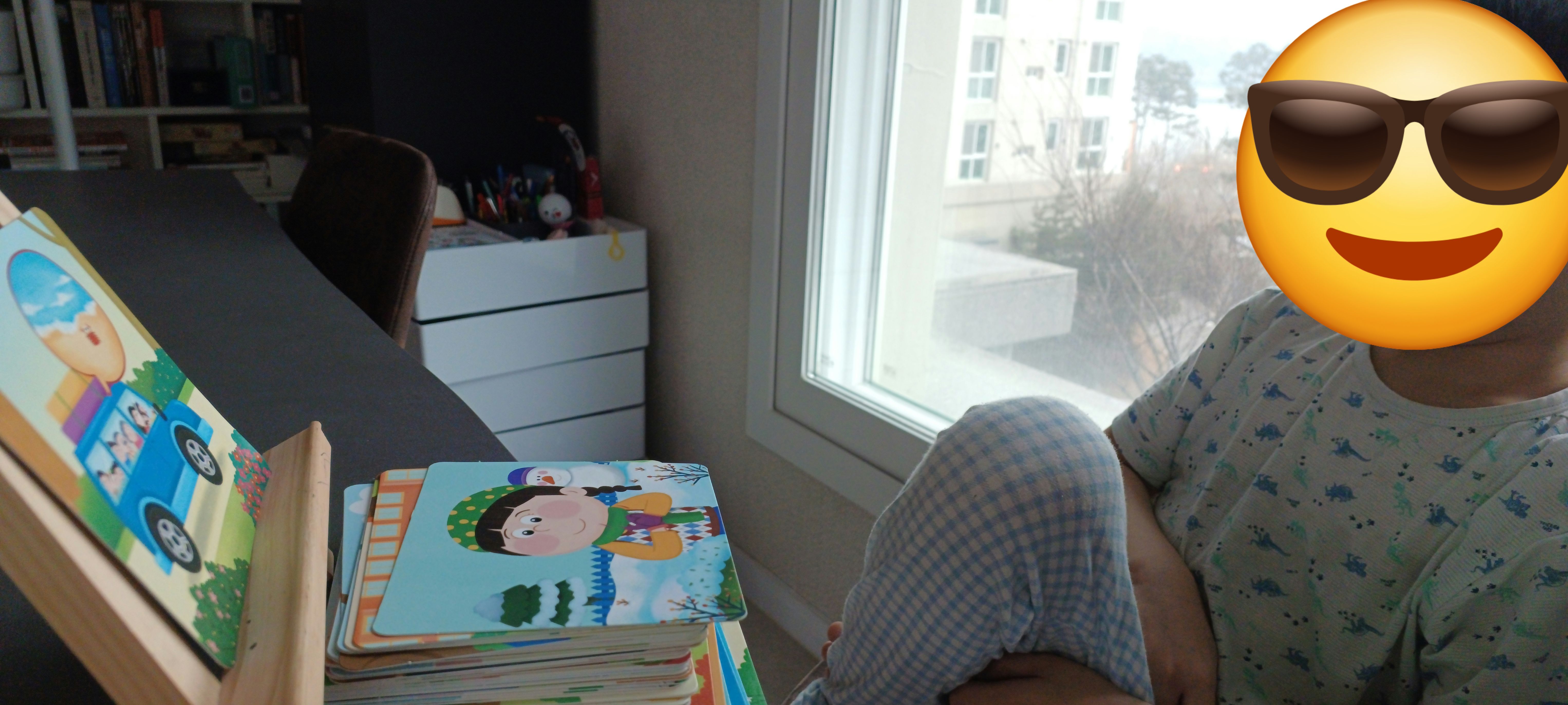 사과나무동사카드를-활용하여-내복입은-아이가-공부하고-있는-모습