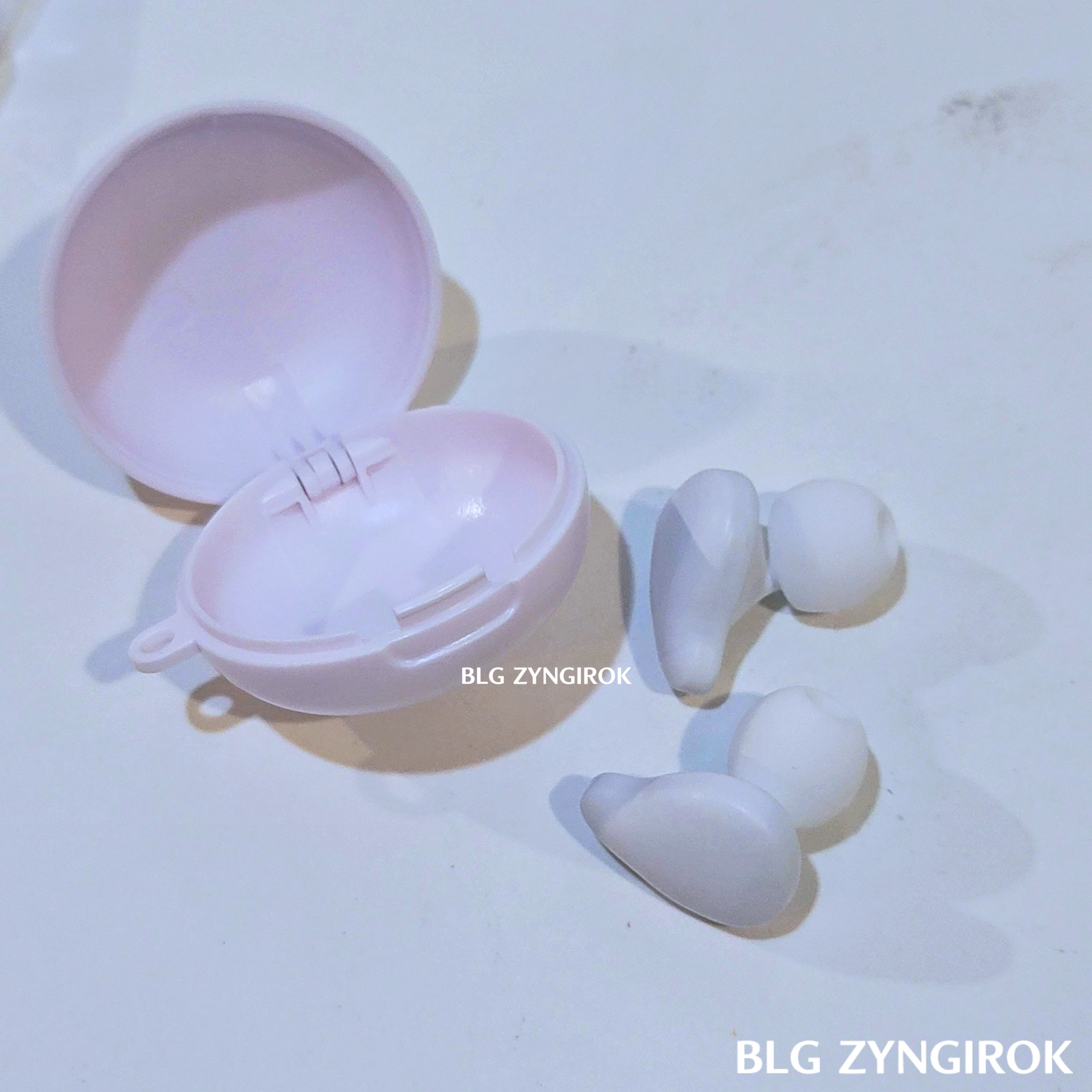 BT21 소음방지 귀마개 - 케이스가 열려 있고 이어플러그가 테이블에 놓여있다.