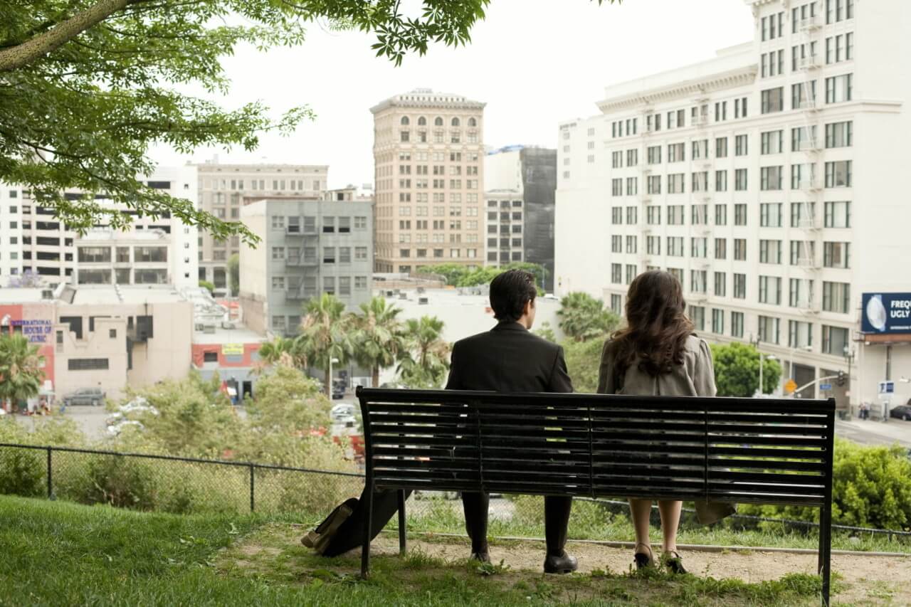 톰이 좋아하는 건물들을 내려다 보던 공원 벤치에 앉아 마지막으로 이별하는 톰과 썸머