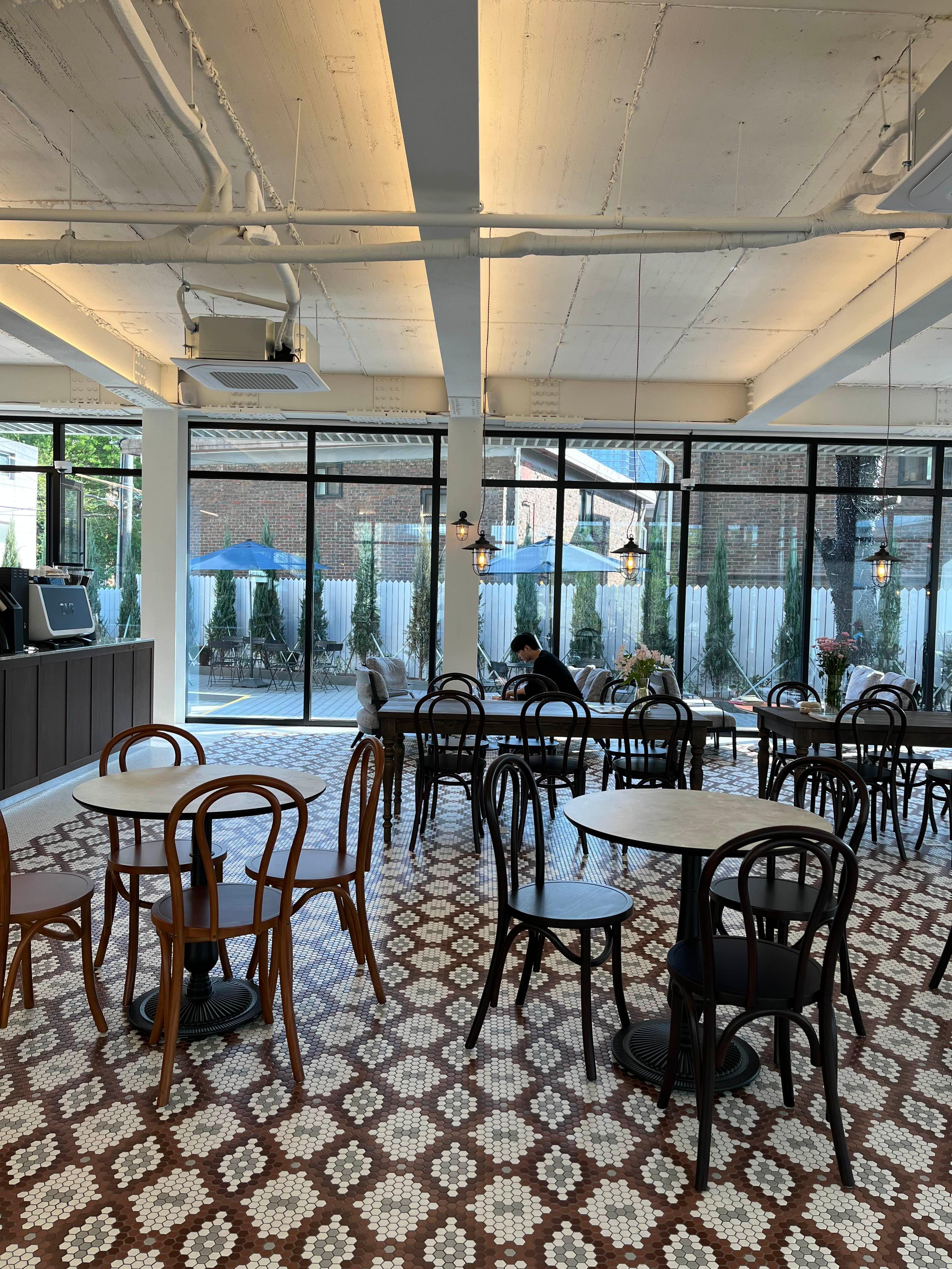 모닝사이드카페 morningside cafe 용리단길 핫플레이스 용리단길 삼각지역맛집 신상카페 대형야외카페 베이글맛집 뉴욕스타일 베이글과 치즈