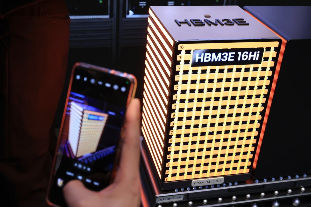 SK하이닉스 HBM3E 16단 제품 샘플