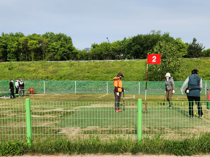 파크골프치는모습