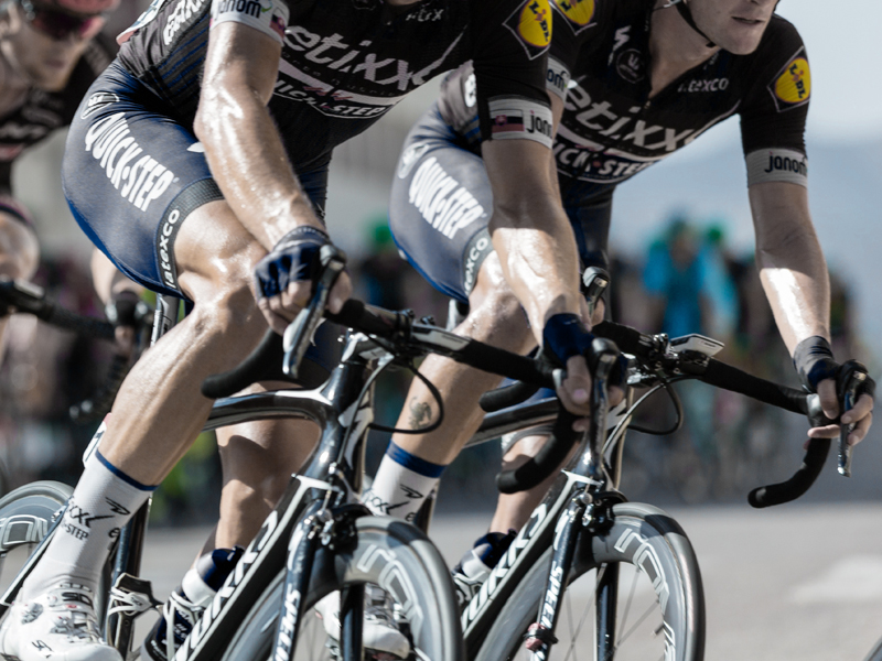 자전거타는-모습