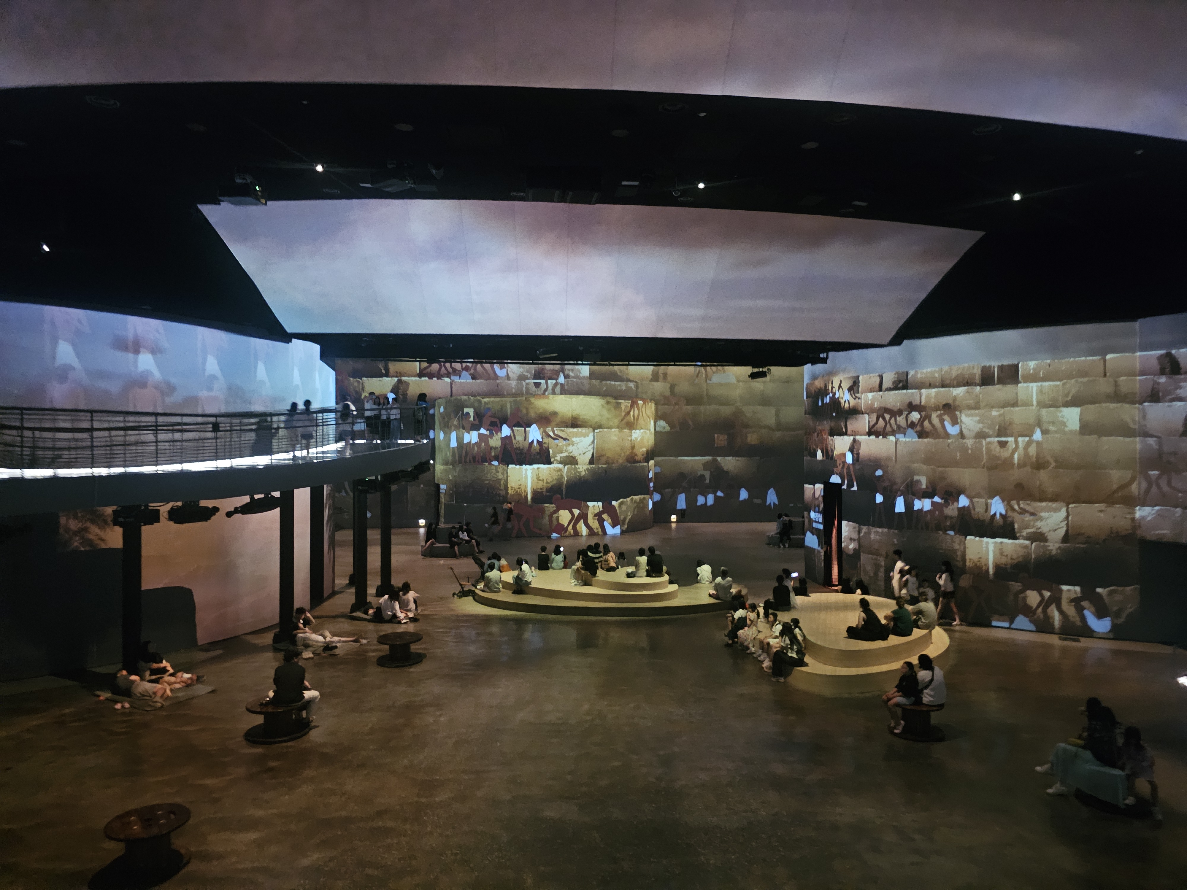 2층에서_내려다본_전시공간