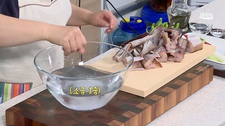 물에 소금 1줌 넣기