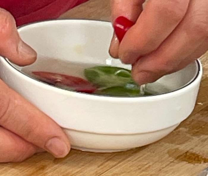 한식조리기능사 실기시험 준비 - 오징어볶음 - 고추씨 빼기