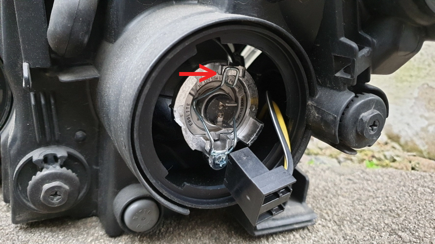 헤드라이트 전원 잭 분리 모습