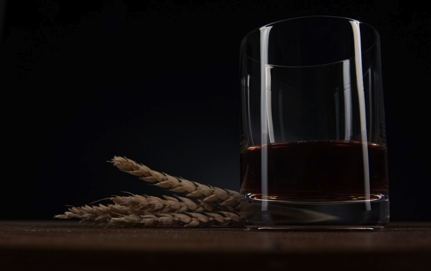 곡물과 위스키가 담긴 잔