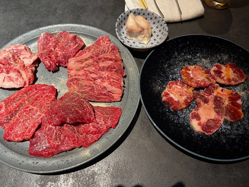 왼쪽은 주문한 소고기와-오른쪽은 서비스로준소고기