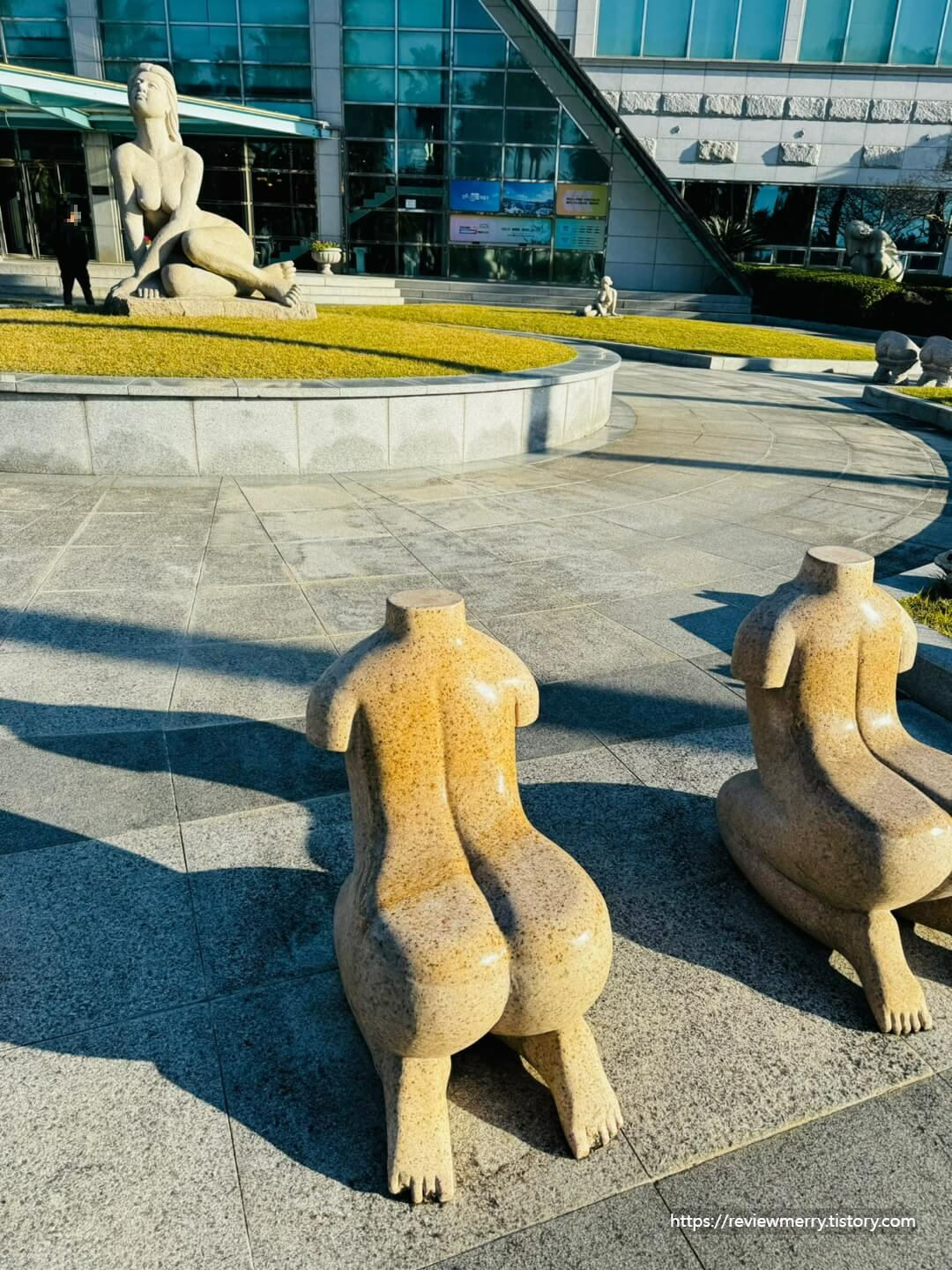 입구 조각의자