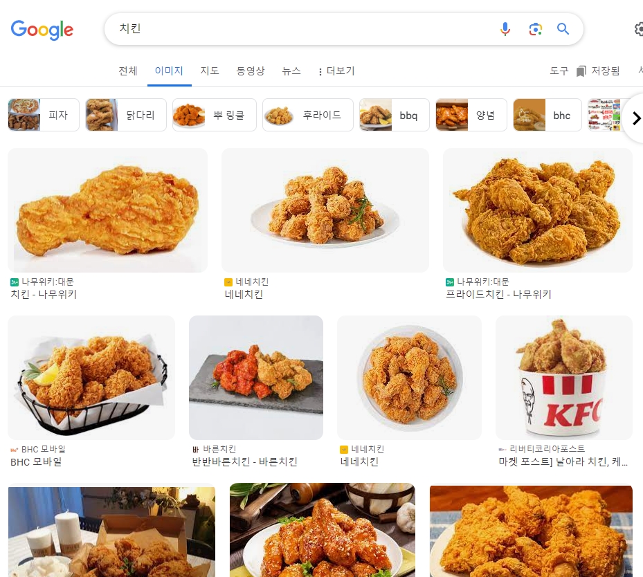 바삭하게 튀겨진 양념 치킨과 후라이드 치킨