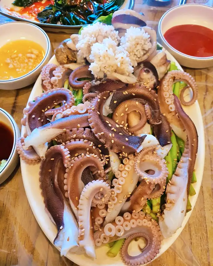 식객 허영만 백반기행 진도 초평항 솔비치 참기름 살짝 버무린 낙지 탕탕이 파 뿌리 숙회 맛집