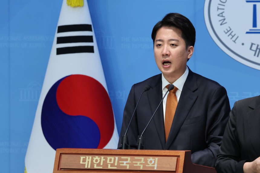 제21대 대통령선거 공식 선거운동 첫날인 12일 오전 이준석 개혁신당 대선 후보가 서울 여의도 국회 소통관에서 열린 선거 구상 발표 기자회견에서 발언하고 있다.