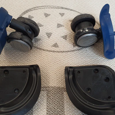 삭아서-떨어지는-캐리어-바퀴