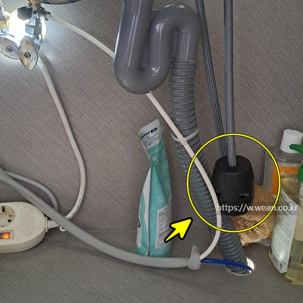 수전 호스에 무게추를 결합한 사진