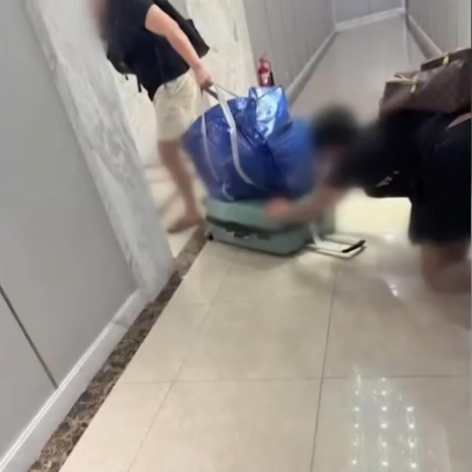 Korean suspects who murdered a man and are transporting his body in a blue bag