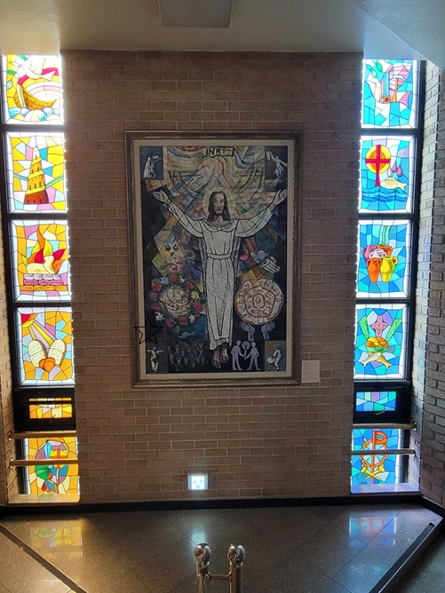 2층 계단에 있던 예수님 그림과 양 옆에 있는 스테인드글라스 작품입니다.
두시영 미카엘 작가님이 그리신 예수님 그림입니다. 제목은 "빛과 생명의 노래"입니다.