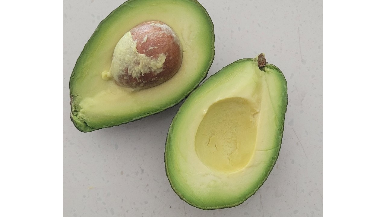 숙성된 아보카도를 반으로 잘랐음. 남은 반쪽은 랩을 씌워서 냉장고에 보관