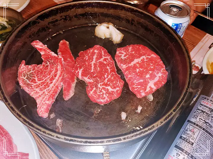 토요일은 밥이좋아 군포 산본 금정역 한우 숙성 등심 맛집 500 시간 진공 에이징 소고기 무쇠 철판 구이 한우물회 육회 현지인 추천 토밥 좋아 방송정보