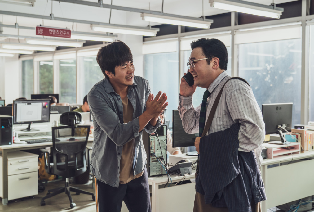 영화 히트맨 편집장에게 '암살요원 준' 을 내려달라고 부탁하는 준