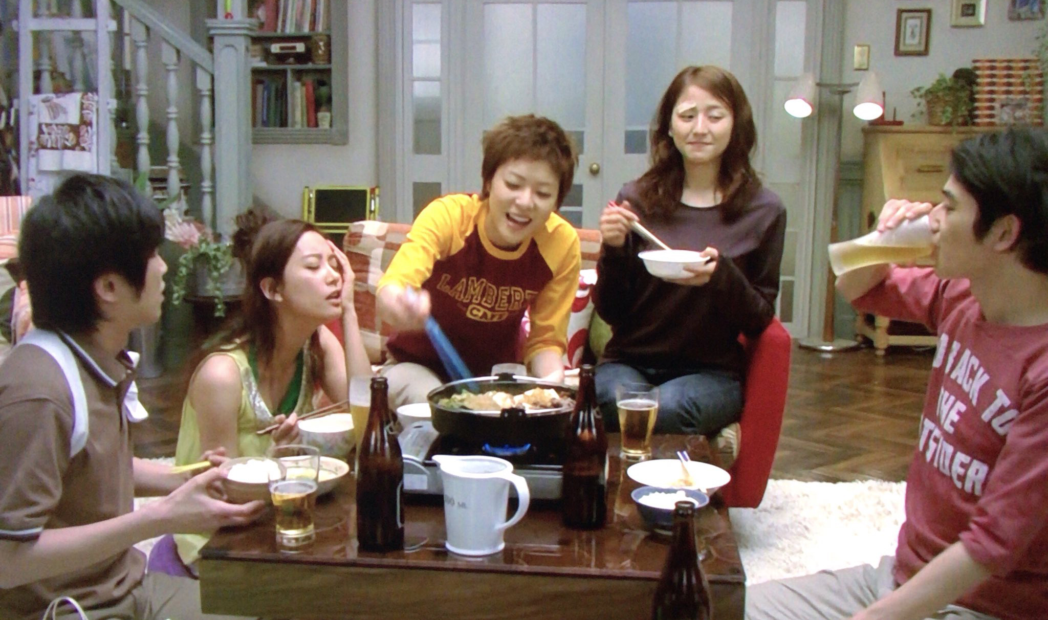 주인공과-친구들-함께-밥-먹는-모습