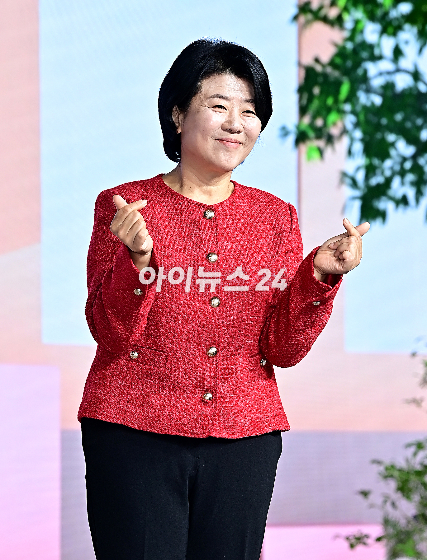 배우 이정은이 1일 오전 서울 종로구 JW 메리어트호텔 동대문 스퀘어에서 열린 넷플릭스 '정신병동에도 아침이 와요' 제작발표회에서 포토타임을 갖고 있다. [사진=곽영래 기자]