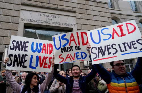 2025년 2월 3일에 미국 워싱턴 D.C에서 USAID 폐지 반대 시위를 하고 있는 이미지