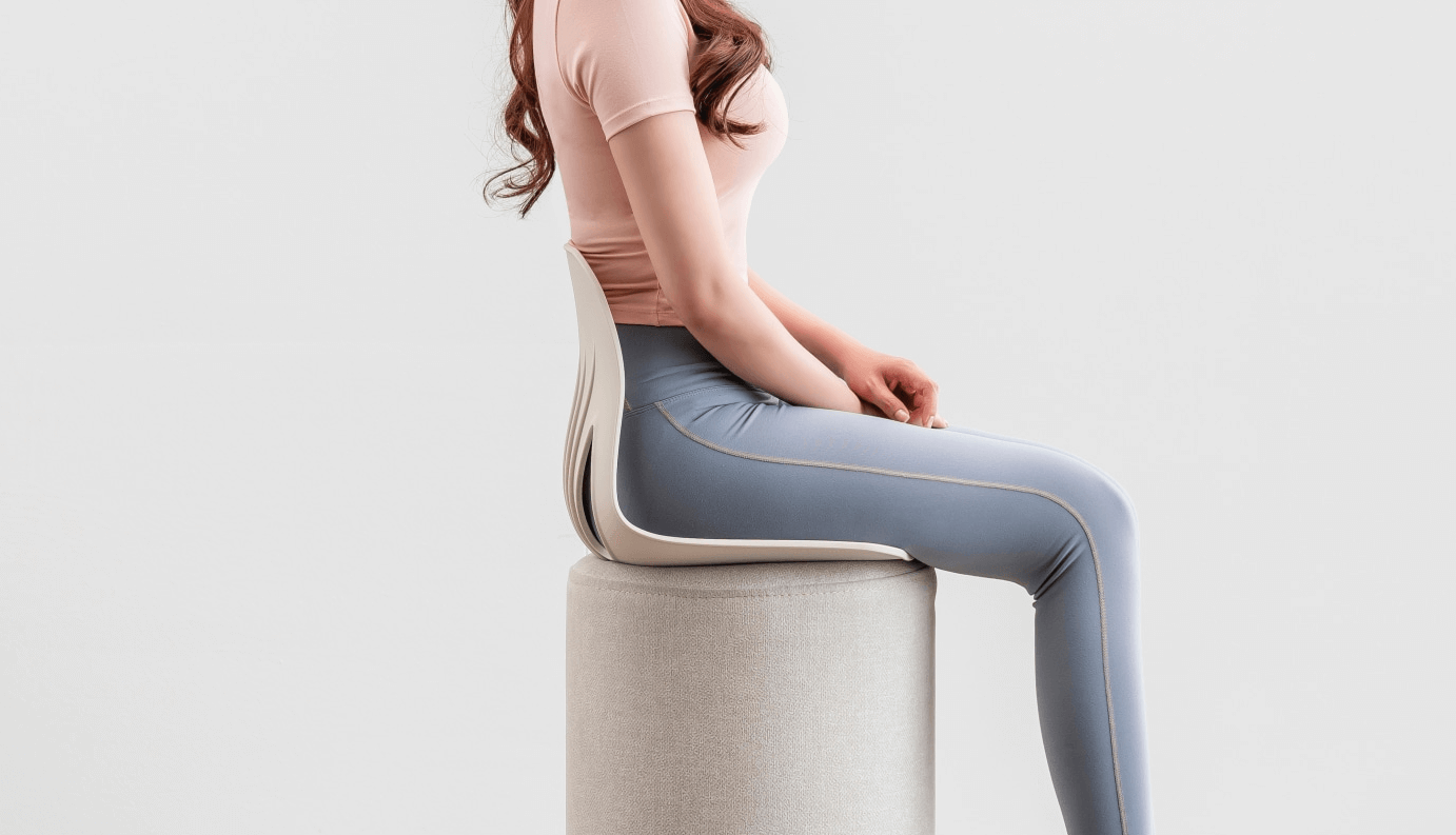 자세교정-의자에-여자가-앉아있는-사진