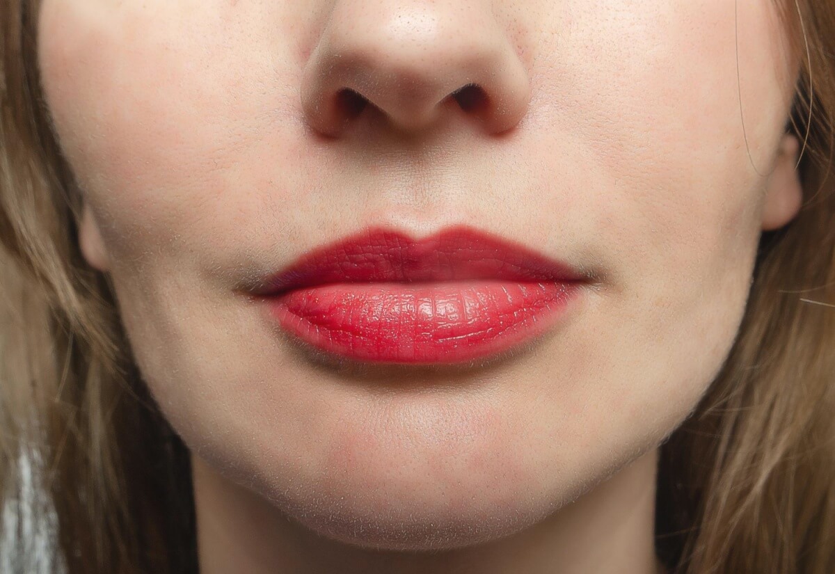 광대비대칭을-가진-여성